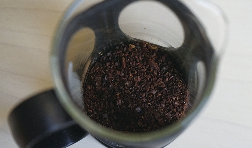 焼いたコーヒー豆を挽く