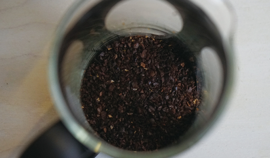 冷凍のコーヒー豆を挽く