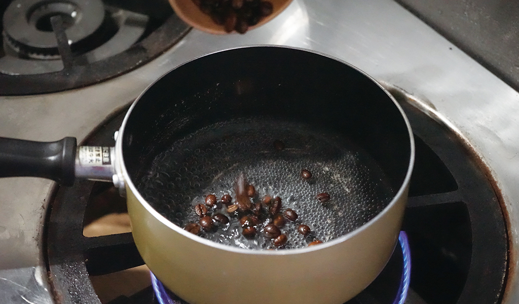 沸騰した鍋にコーヒー豆を投入