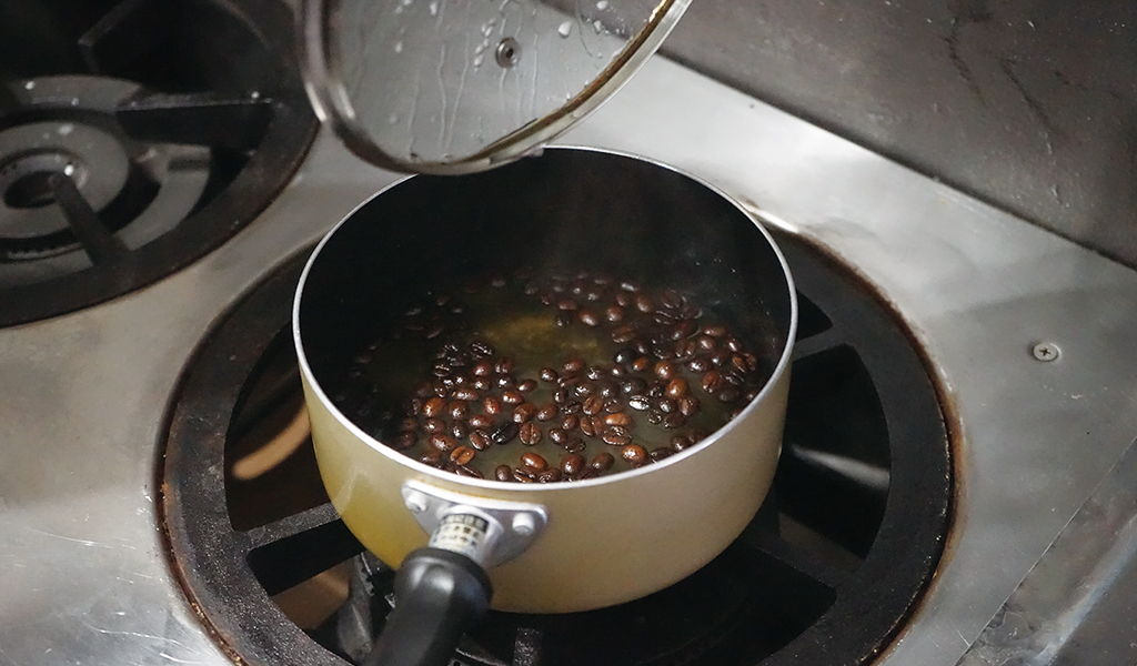 茹でたコーヒー豆から茶色い出汁（？）が