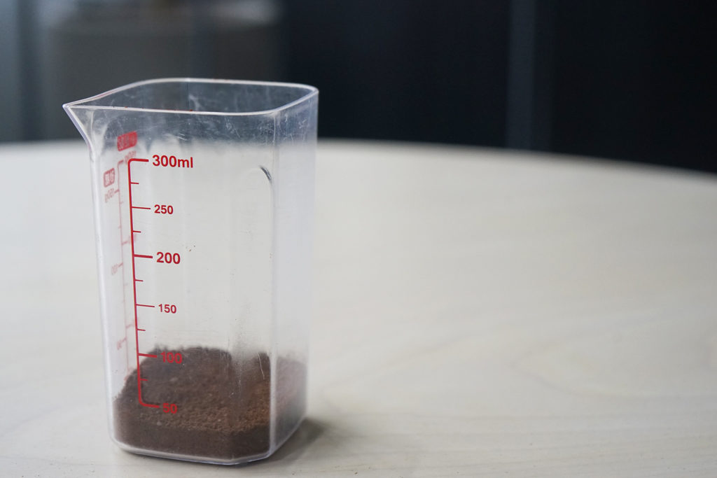 計量カップにコーヒーの粉を投入