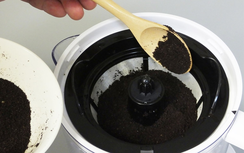 リヴィーズ家庭用電動水出しコーヒーメーカー　粉をセット