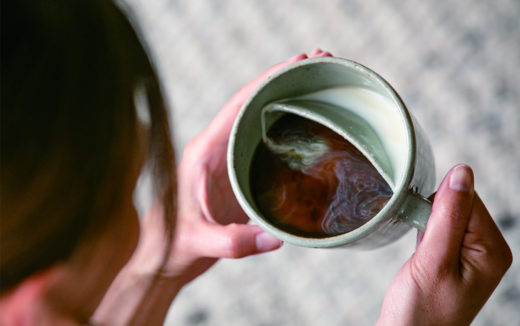 独特すぎる形状でミルクとコーヒーが絶妙に混ざる！カフェオレ専用カップ『味わうカフェオレカップ』登場！
