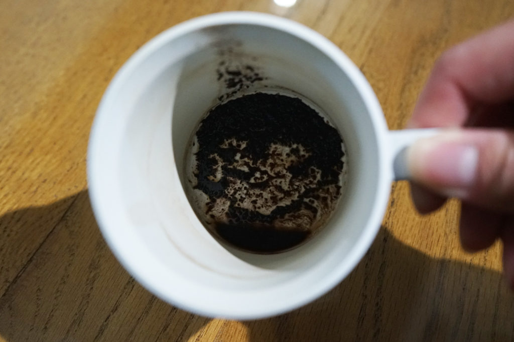 マグカップに残ったコーヒーの粉