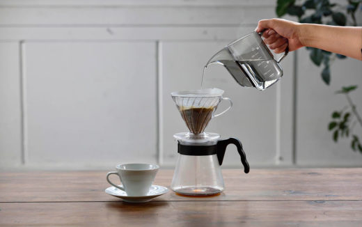 日々のコーヒードリップを快適にしてくれる、お湯が見えるケトル！HARIO「V60ドリップケトル・エアー」が2020年グッドデザイン賞受賞。
